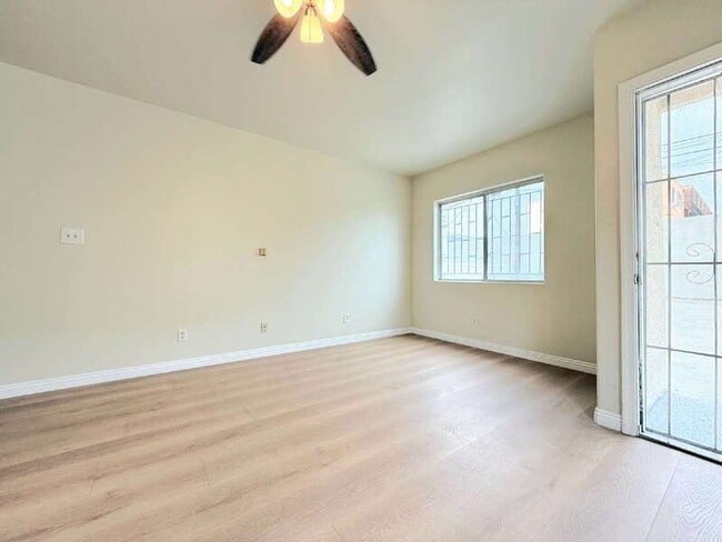 Building Photo - 1325 W 58th St