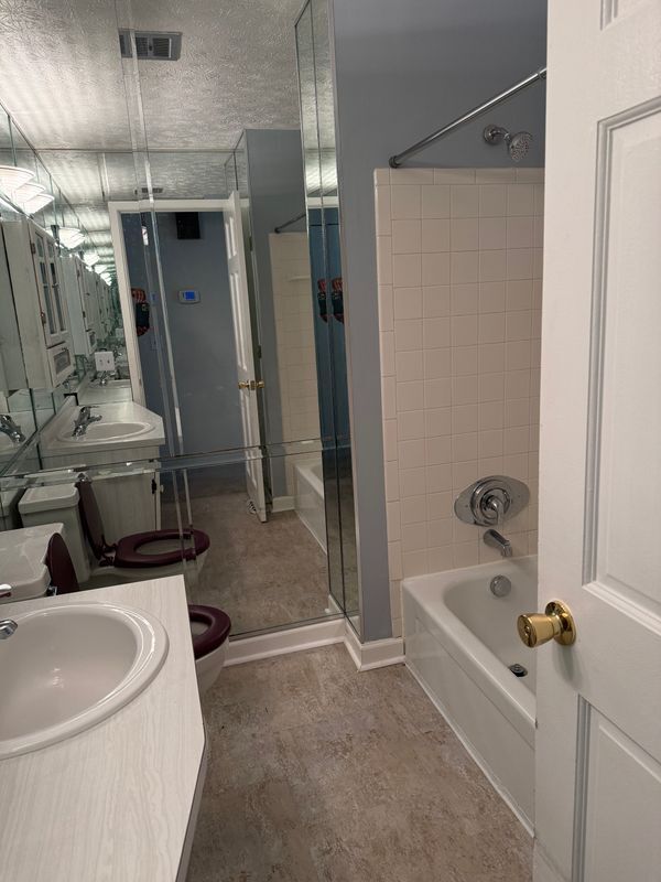 Building Photo - 9358 Bluegate Dr