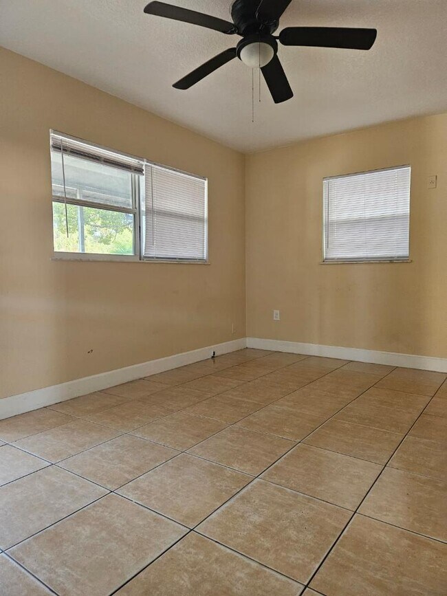 Building Photo - 1000 E Magnolia Ave