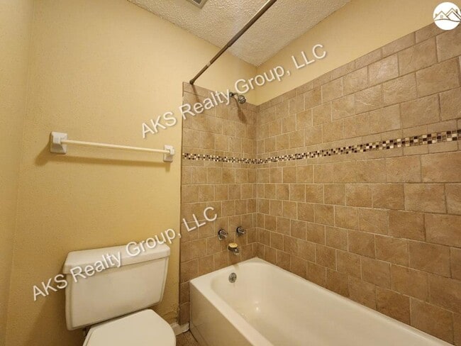 Building Photo - 1108 Chapel Creek Dr