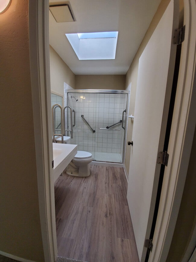Building Photo - Roseville 2 Bedroom Duplex, New Carpet, Central Heat and Air, Large Fenced Yard