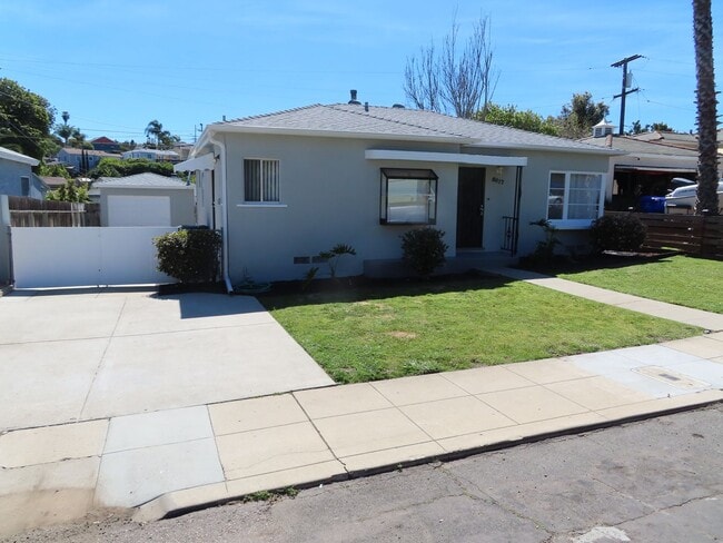 Building Photo - Three Bedroom House with Huge Bonus Room