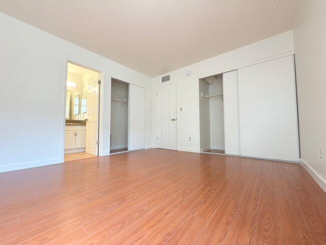Building Photo - Spacious 3Bd/ 2Br in Canoga Park!