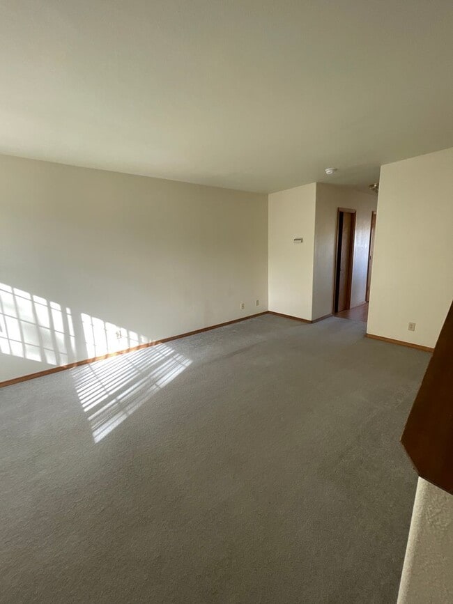 Building Photo - 573 7th St