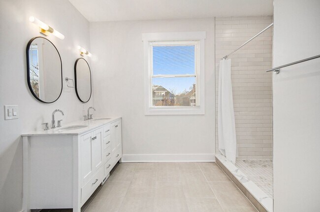 Building Photo - Lower Unit - Newly Constructed - 2 bed/2 bath - Must See!