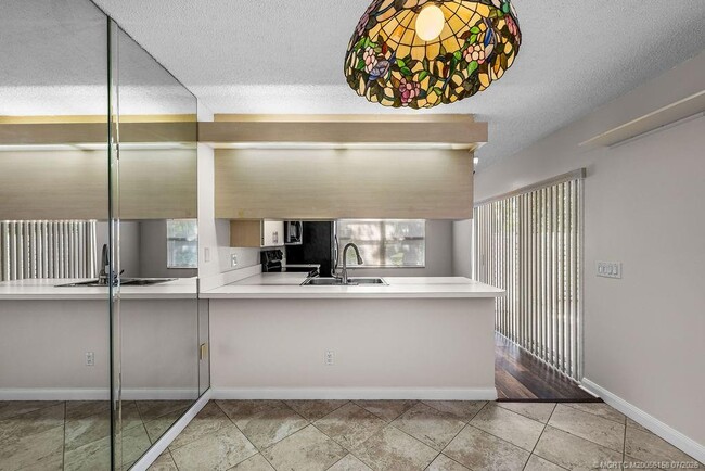 Building Photo - 2905 SW Lakemont Pl