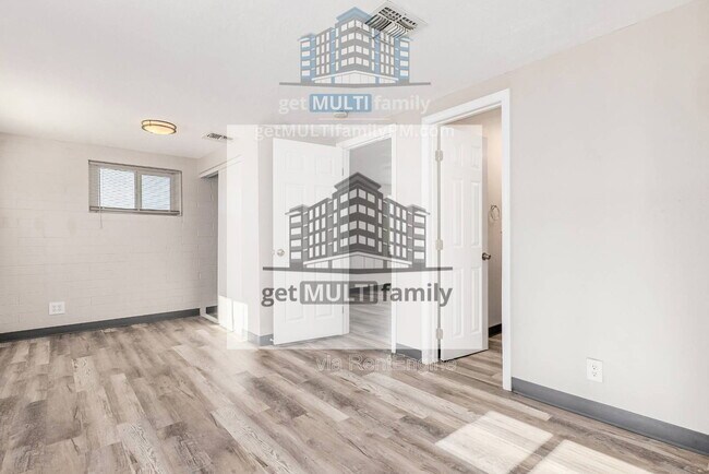 Building Photo - 1402 W Mercer Ln