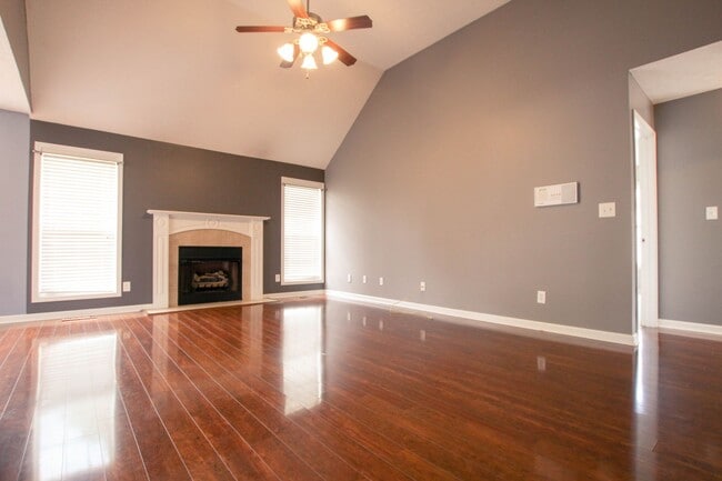 Building Photo - Pet Friendly Three Bedroom!