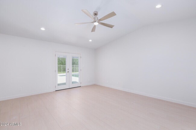Building Photo - 507 E Caribbean Ln