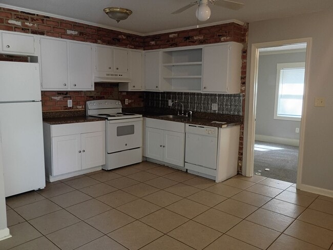 Building Photo - MOVE IN READY