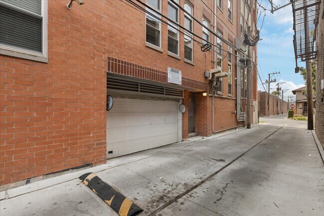 Building Photo - 3550 W Montrose Ave
