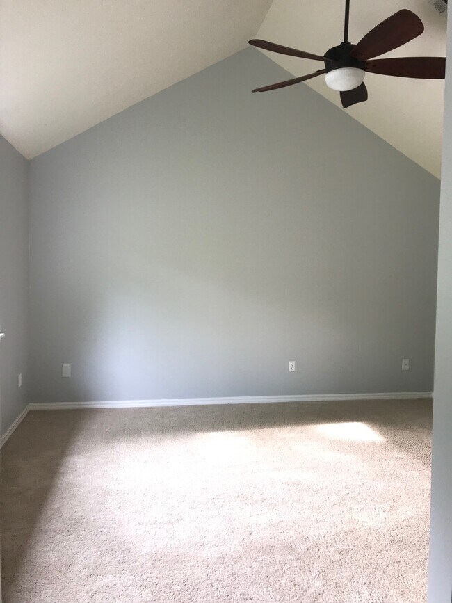 Building Photo - 2010 S Elm St