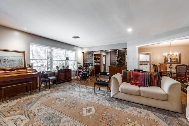 Building Photo - GORGEOUS RANCH-STYLE HOME ON WOODED 1.2 AC...