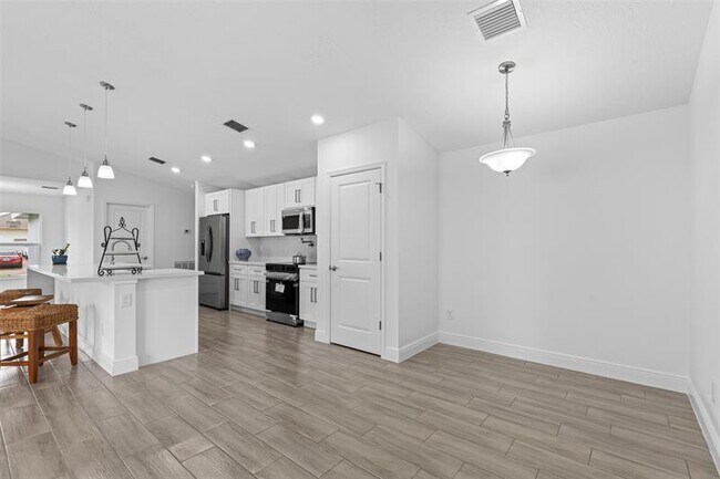 Building Photo - 543 SW McComb Ave