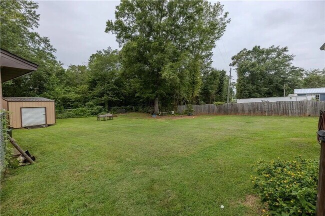 Building Photo - 3 Bedroom Home w/ Workshop and Fenced Yard