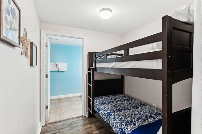 Building Photo - 9896 S Thomas Dr