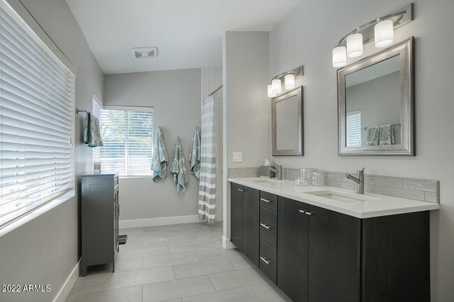 Building Photo - 4233 E Mulberry Dr