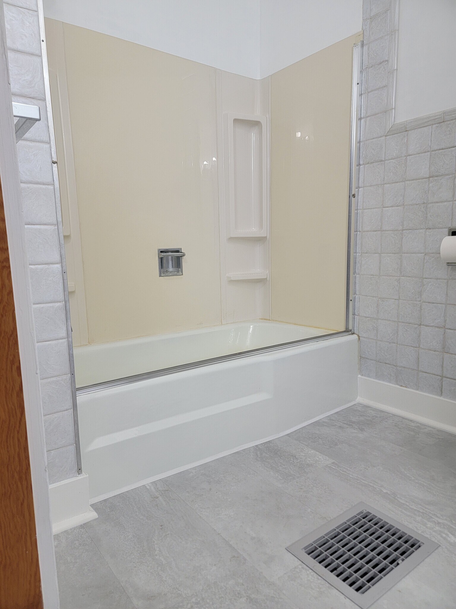 Bathroom - 810 S Kalamazoo Ave