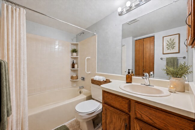 Building Photo - 923 S Zeno Way