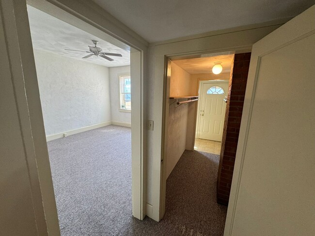 Building Photo - Available now 2 bed/1 bath