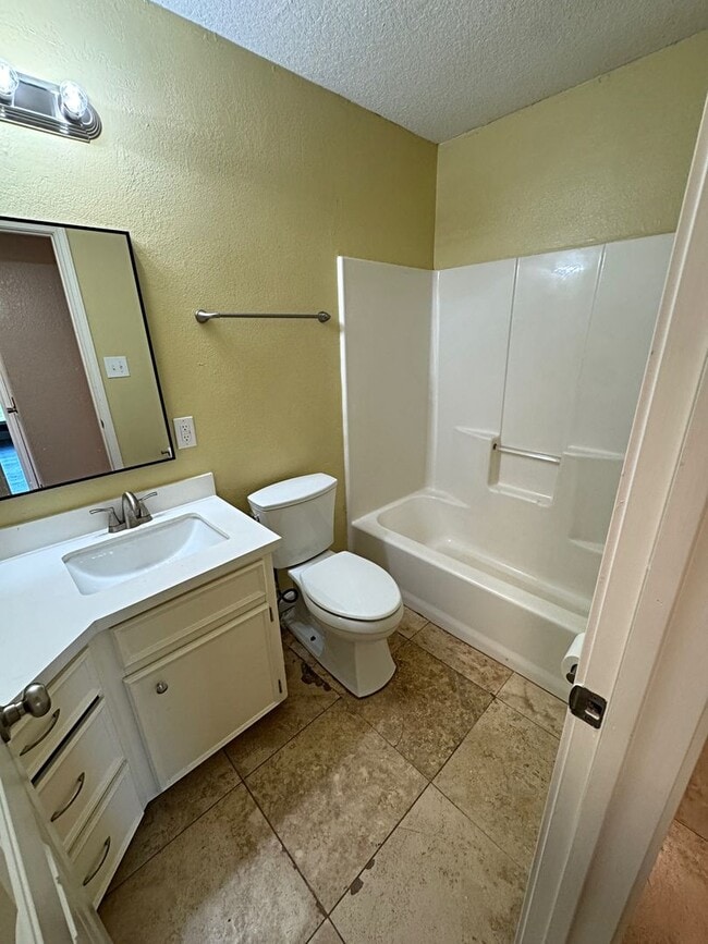 Building Photo - 2312 Lisa Ln