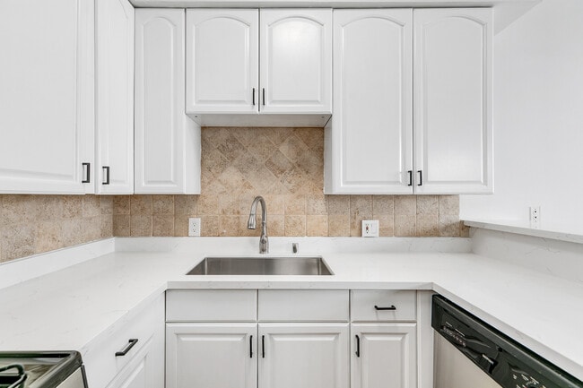 Building Photo - 4034 Redwood Ave