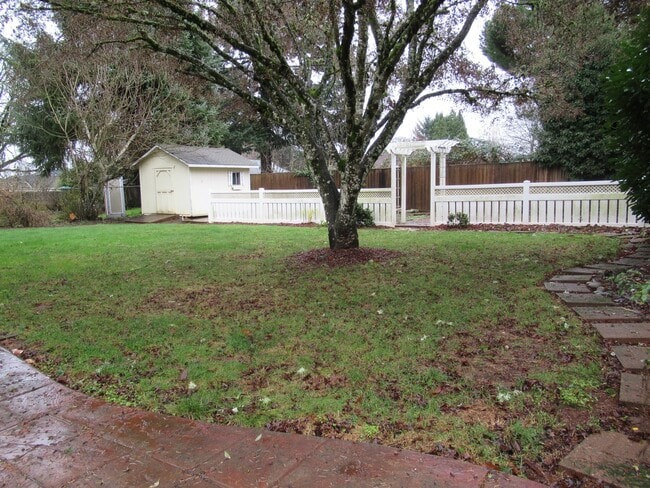 Building Photo - Four Bedroom Home in the Hills of South Salem