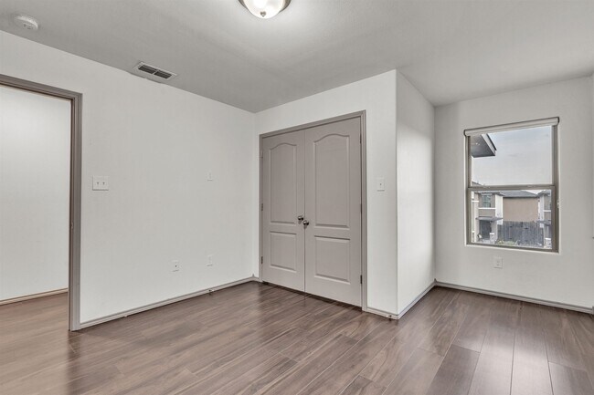 Building Photo - 204 Welland Dr
