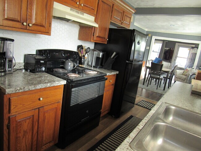 Building Photo - 5004 Euclid Ave