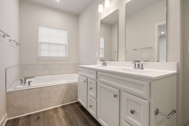 Building Photo - Available NOW! 4 Bed, 4 Bath in 751-South Neighborhood!