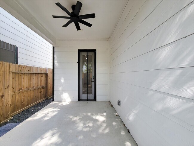 Building Photo - 5019 Creekmont Dr