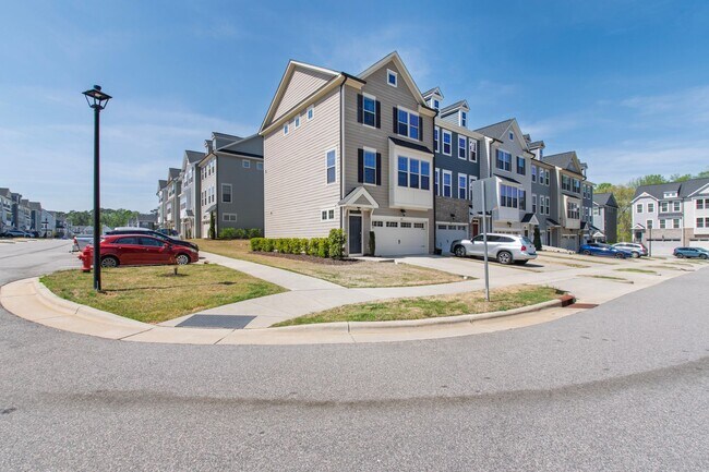 Building Photo - Beautiful 4BR End-Unit Townhome in Prime Apex Location!