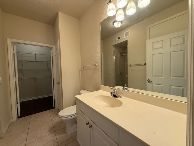 Building Photo - Luxurious 2-Bed/2-Bath Resort-Style Condo ...