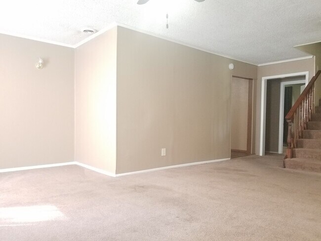 Building Photo - PRE-LEASING- AVAILABLE JUNE 10TH- 4 Bedroom/ 2 Bathroom Home