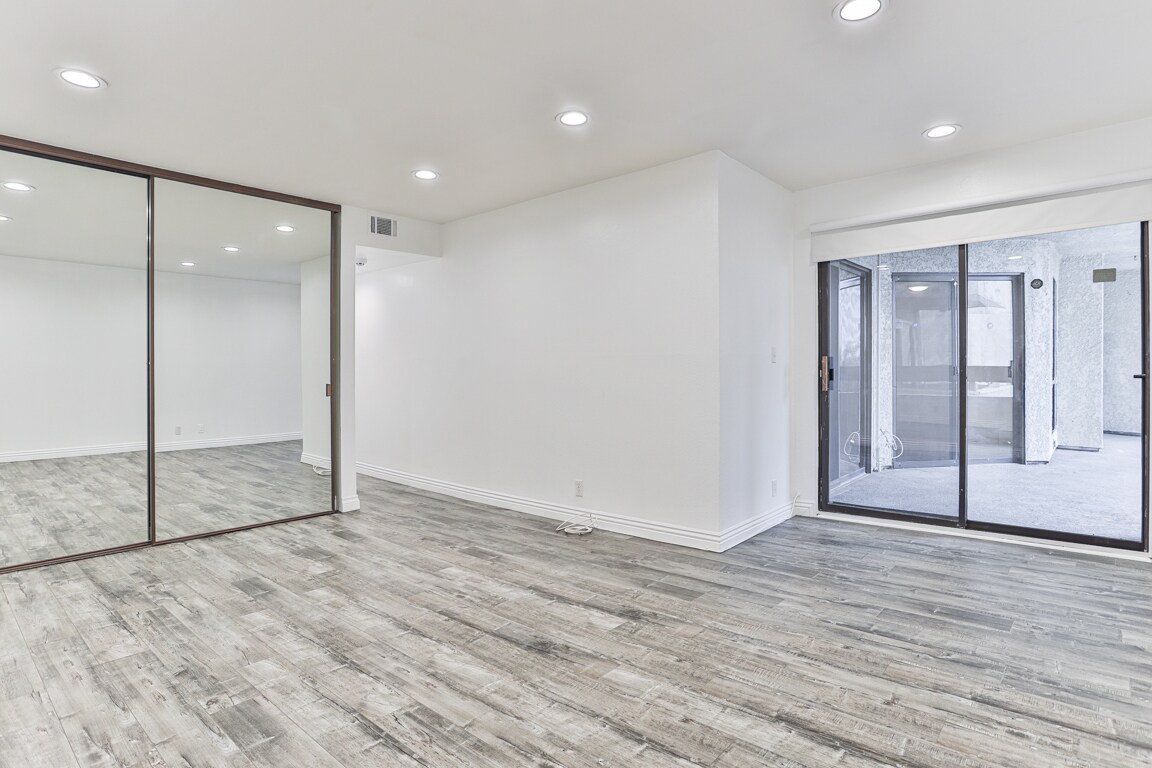 Building Photo - 222 N Rose St