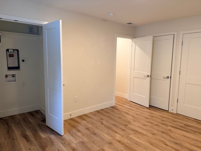 Building Photo - 4 bed/3.5 Bath Townhouse in Richmond Neigh...