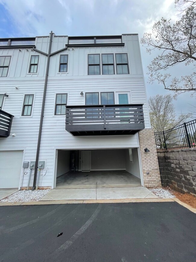 Building Photo - 3 Bed, 3.5 Bath Townhouse in Ballantyne