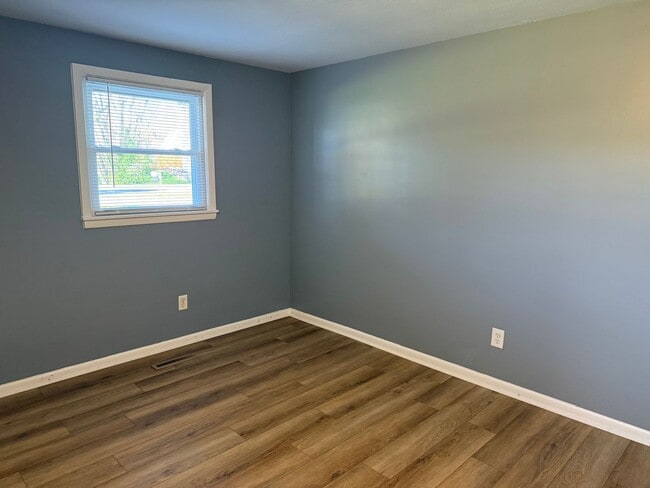 Building Photo - 6040 Hemlock Ln N