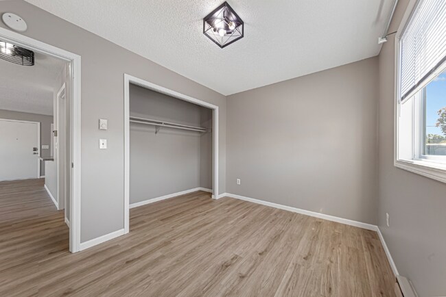 Building Photo - 1402 Division St W