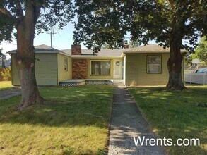 Building Photo - 3 Bedrooms | 1 Bathroom | Rancher with Lar...