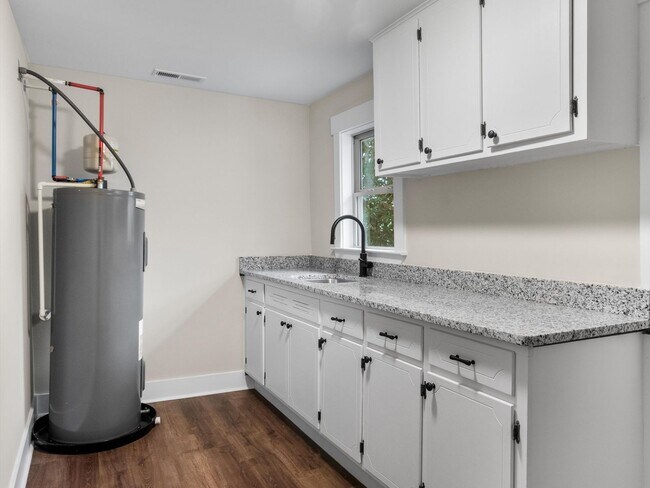 Building Photo - Enjoy privacy and seclusion while still being in Athens City!