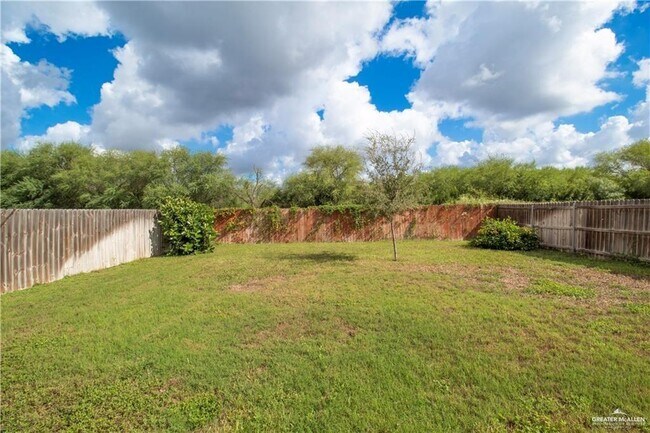 Building Photo - 16 E Imperial Oaks Dr