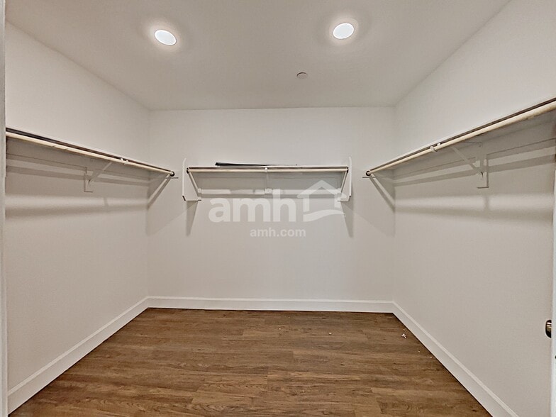 Building Photo - 5949 W Columbine Dr