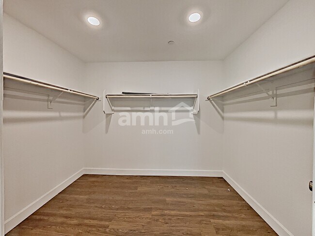 Building Photo - 5949 W Columbine Dr