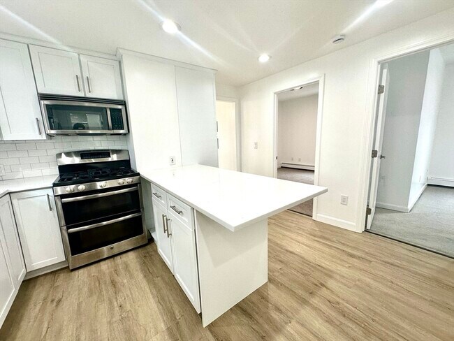 Building Photo - 11 Carlton St