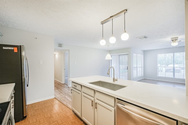 Building Photo - 8051 Bay Branch Dr