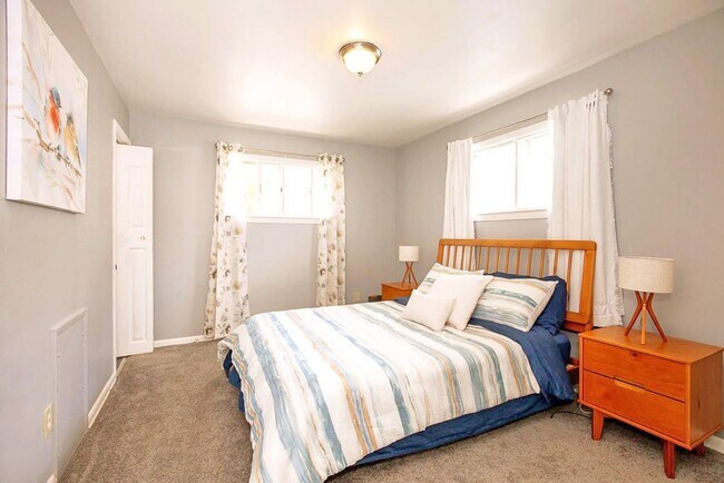 Building Photo - FULLY FURNISHED ACED 3 BED 1.5 BATH SINGLE FAMILY HOME IN BEAUTIFUL MAPLE HEIGHTS!