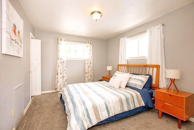 Building Photo - FULLY FURNISHED ACED 3 BED 1.5 BATH SINGLE...