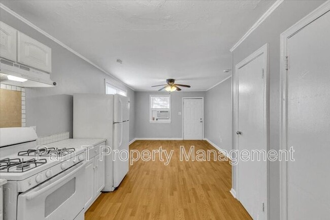 Building Photo - 1408 1/2 E 38th Upper