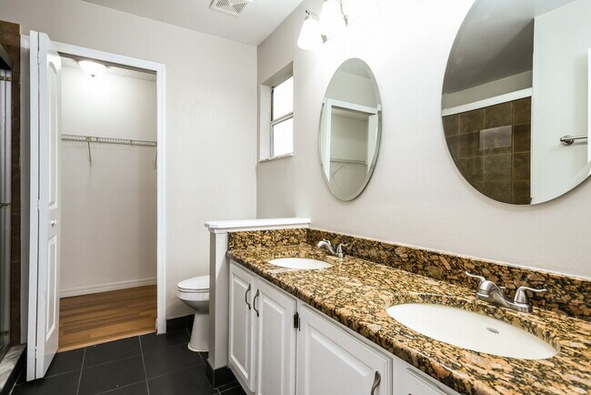 Building Photo - 1800 Grasmere Dr